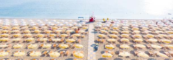 spiaggia Minerva privata con ombrellone sdraio a disposizione degli ospiti. Fondo sabbioso.