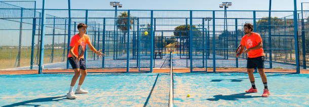 6 campi padel per tornei e corsi collettivi gratuiti per adulti e bambini. Istruttori di padel