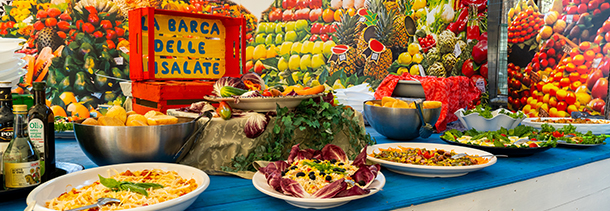 buffet con antipasti, primi e secondi, frutta, nel ristorante all'aperto il Sibarita disponibile nella pineta del Minerva Club Resort.